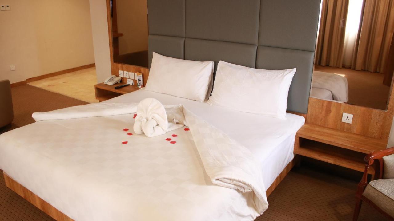 Beverly Hotel Batam Nagoya Buitenkant foto