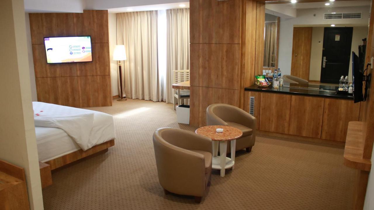Beverly Hotel Batam Nagoya Buitenkant foto