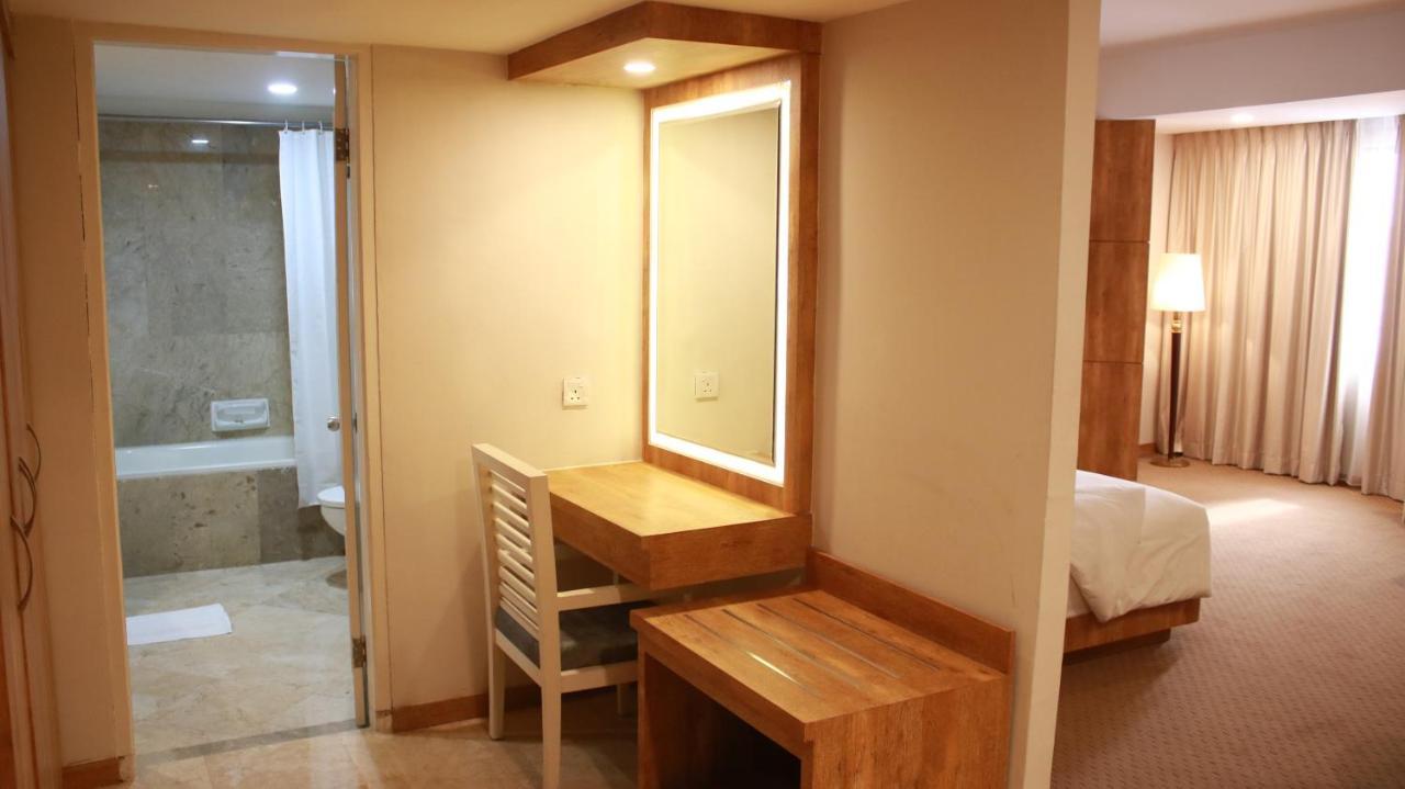 Beverly Hotel Batam Nagoya Buitenkant foto