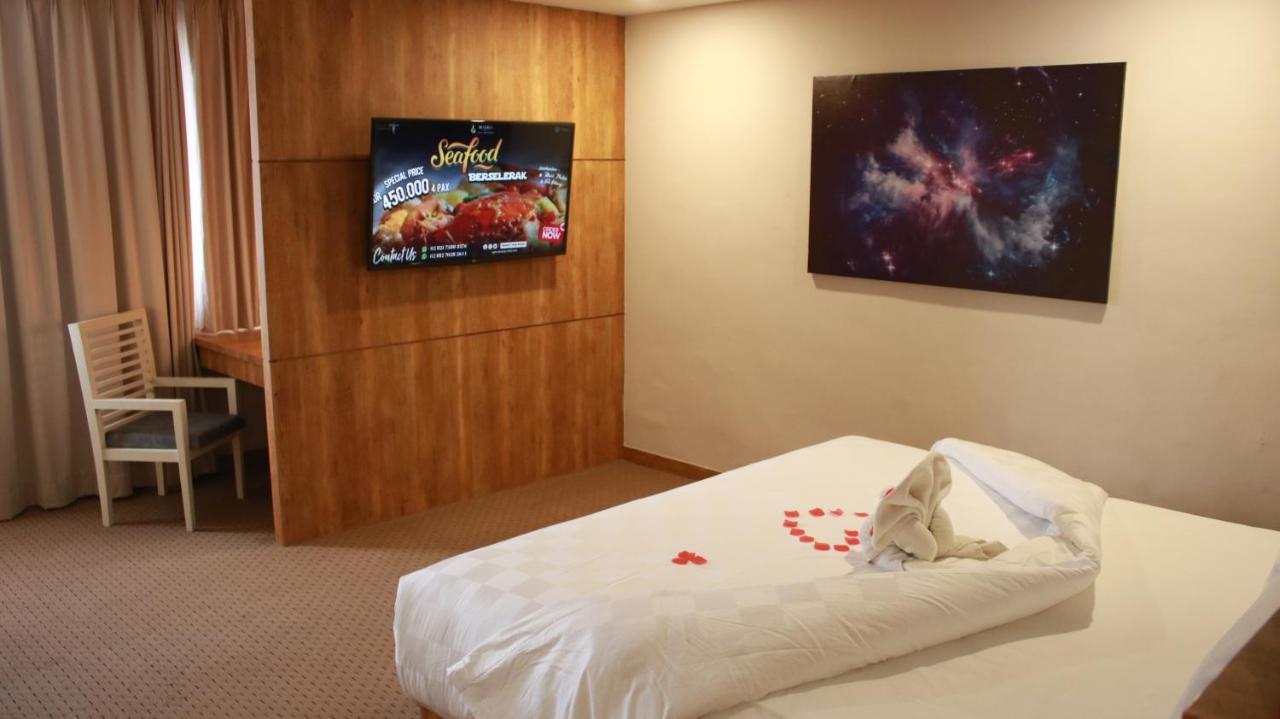 Beverly Hotel Batam Nagoya Buitenkant foto