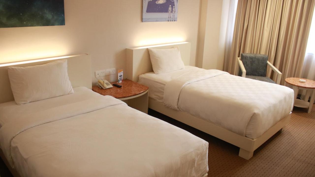 Beverly Hotel Batam Nagoya Buitenkant foto