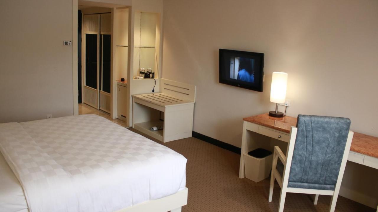 Beverly Hotel Batam Nagoya Buitenkant foto
