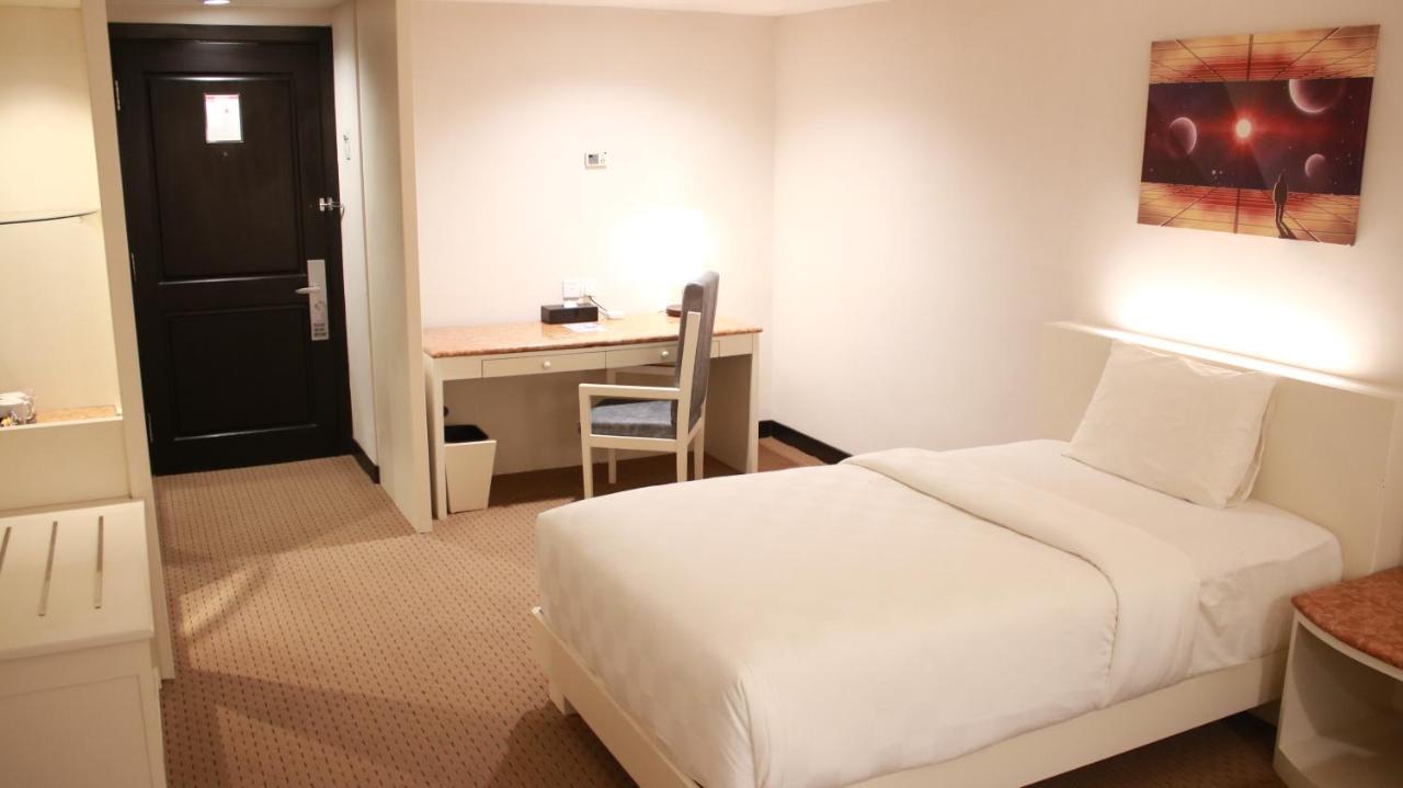 Beverly Hotel Batam Nagoya Buitenkant foto