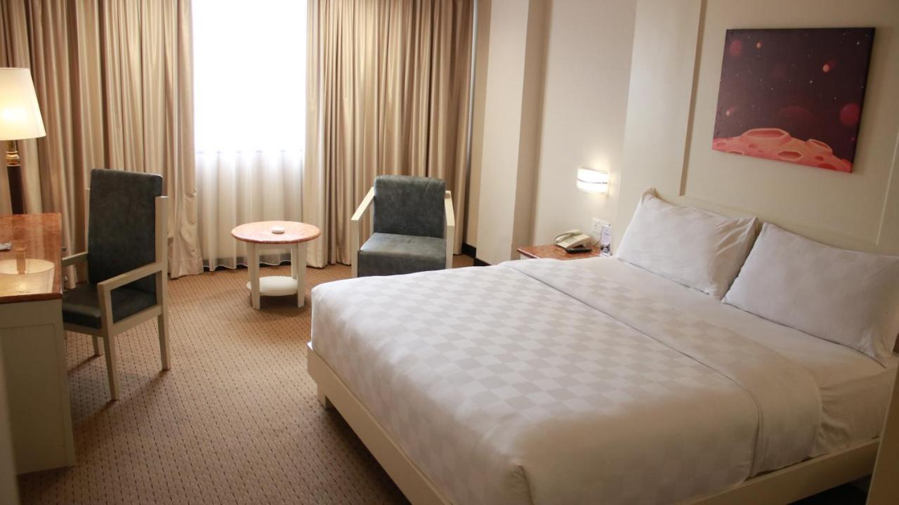 Beverly Hotel Batam Nagoya Buitenkant foto
