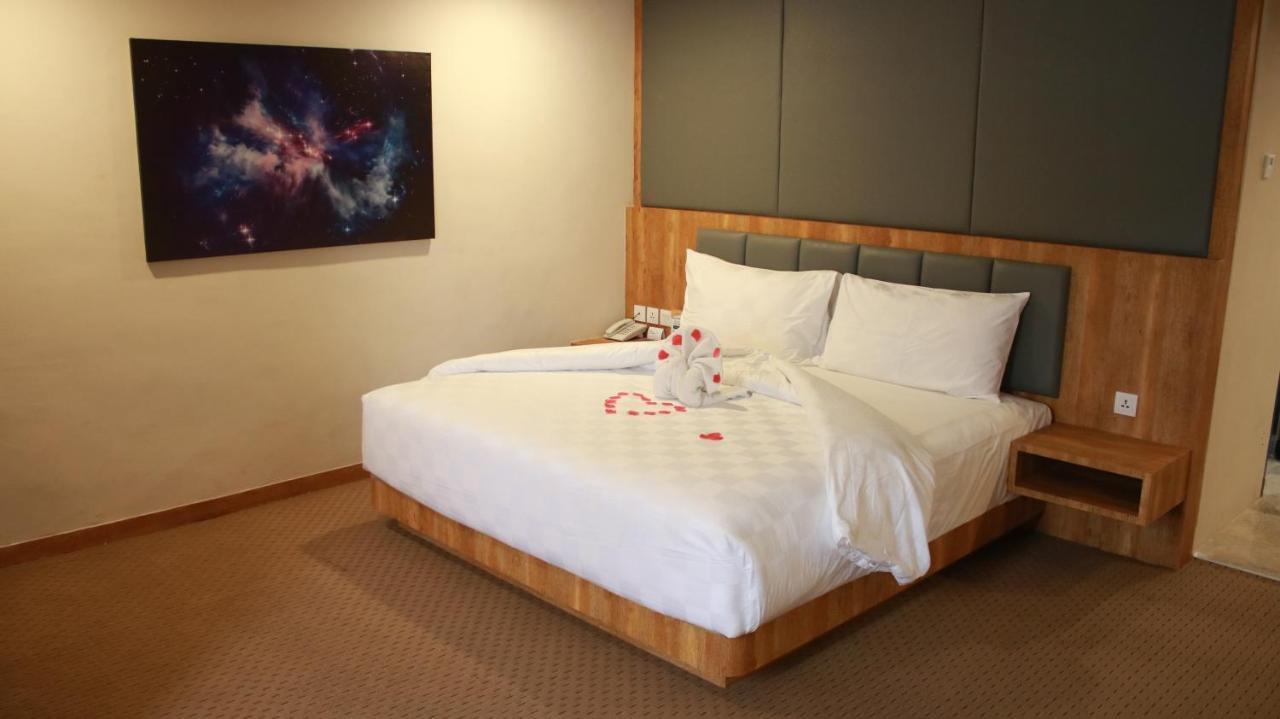 Beverly Hotel Batam Nagoya Buitenkant foto