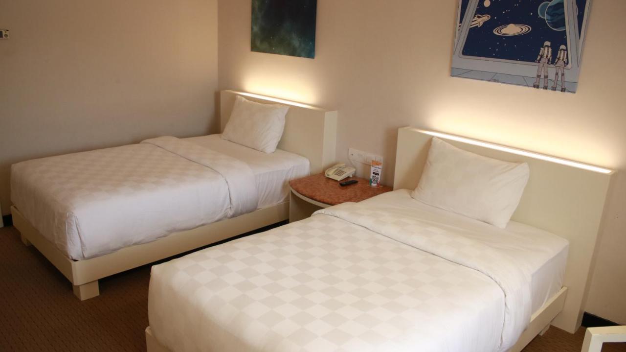 Beverly Hotel Batam Nagoya Buitenkant foto