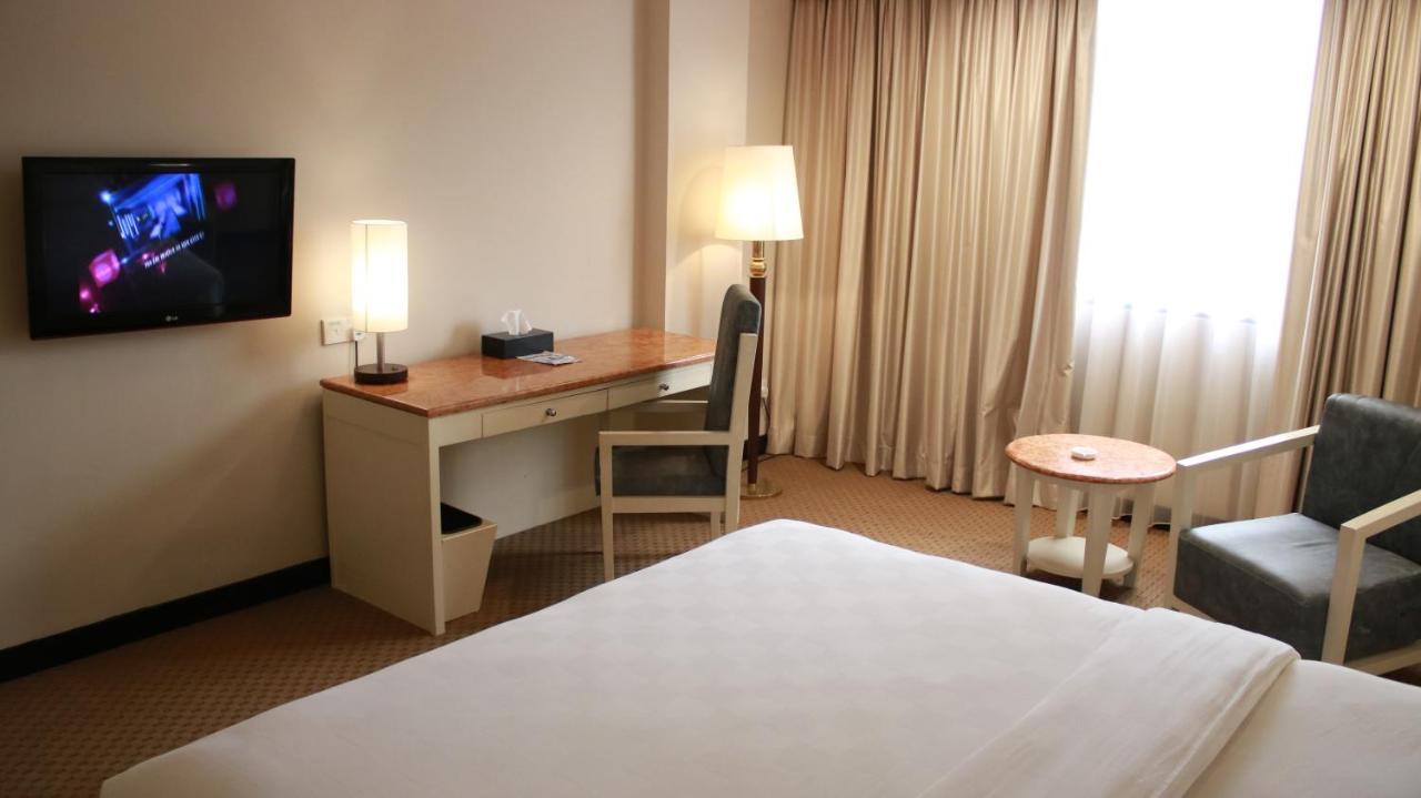 Beverly Hotel Batam Nagoya Buitenkant foto