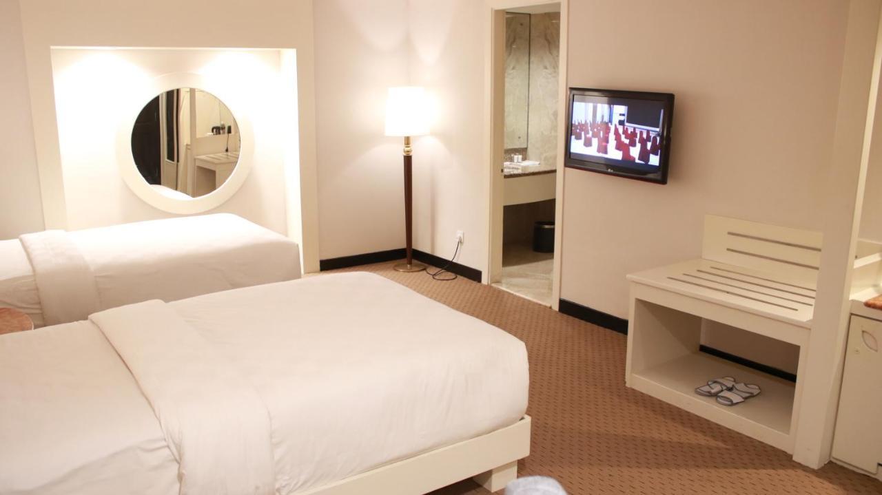 Beverly Hotel Batam Nagoya Buitenkant foto