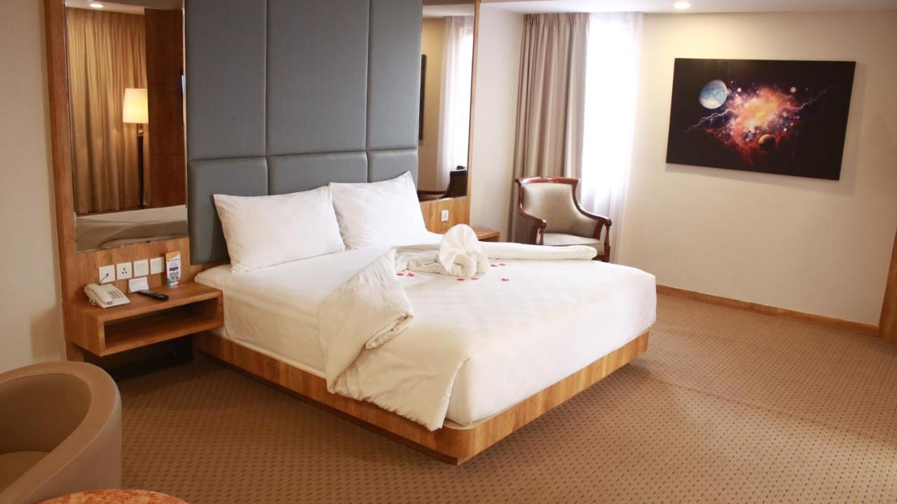 Beverly Hotel Batam Nagoya Buitenkant foto