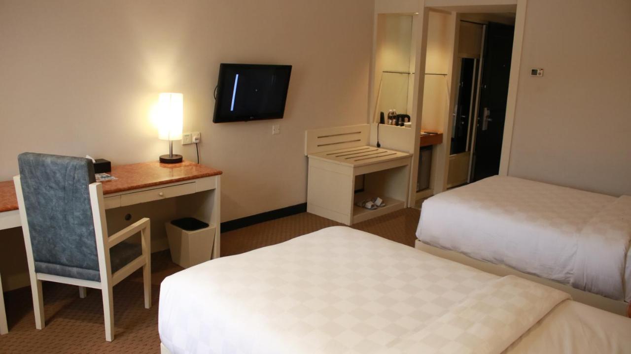 Beverly Hotel Batam Nagoya Buitenkant foto
