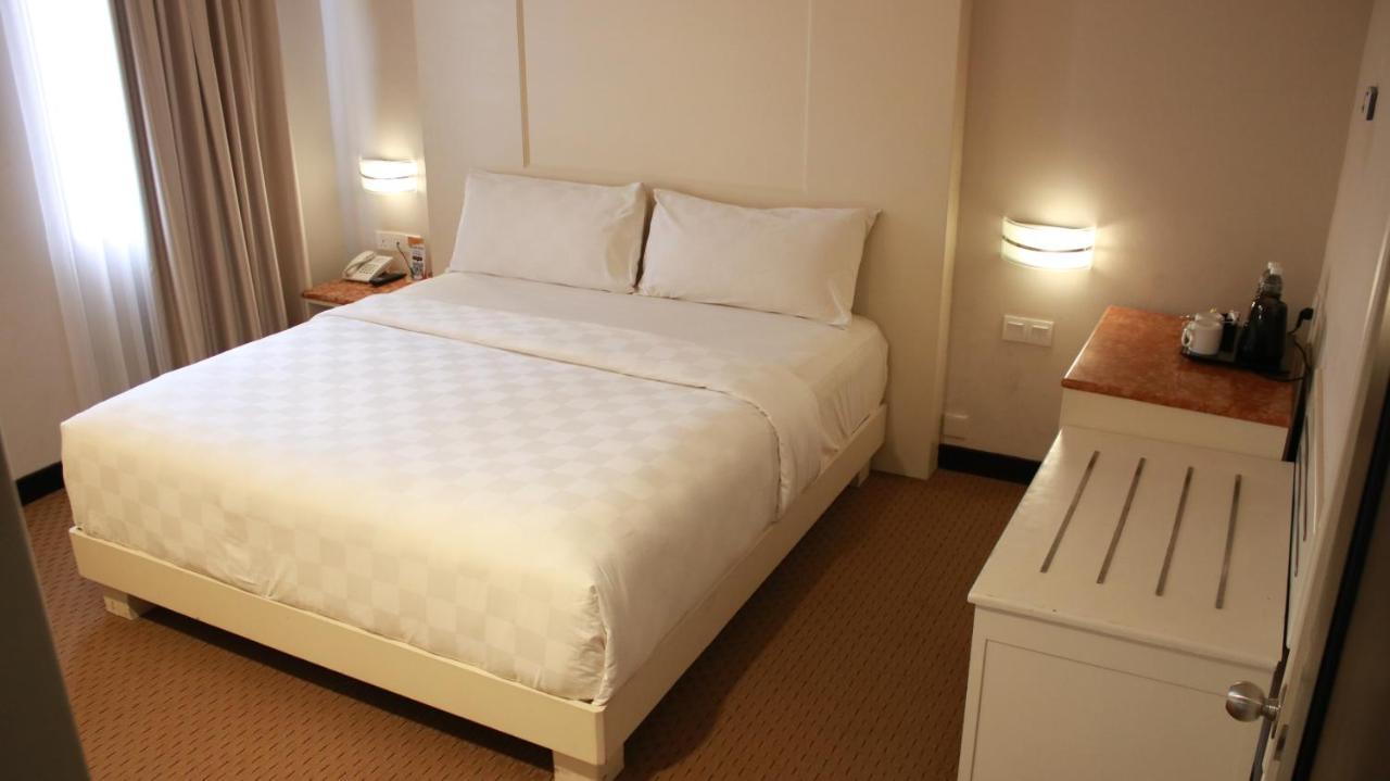 Beverly Hotel Batam Nagoya Buitenkant foto