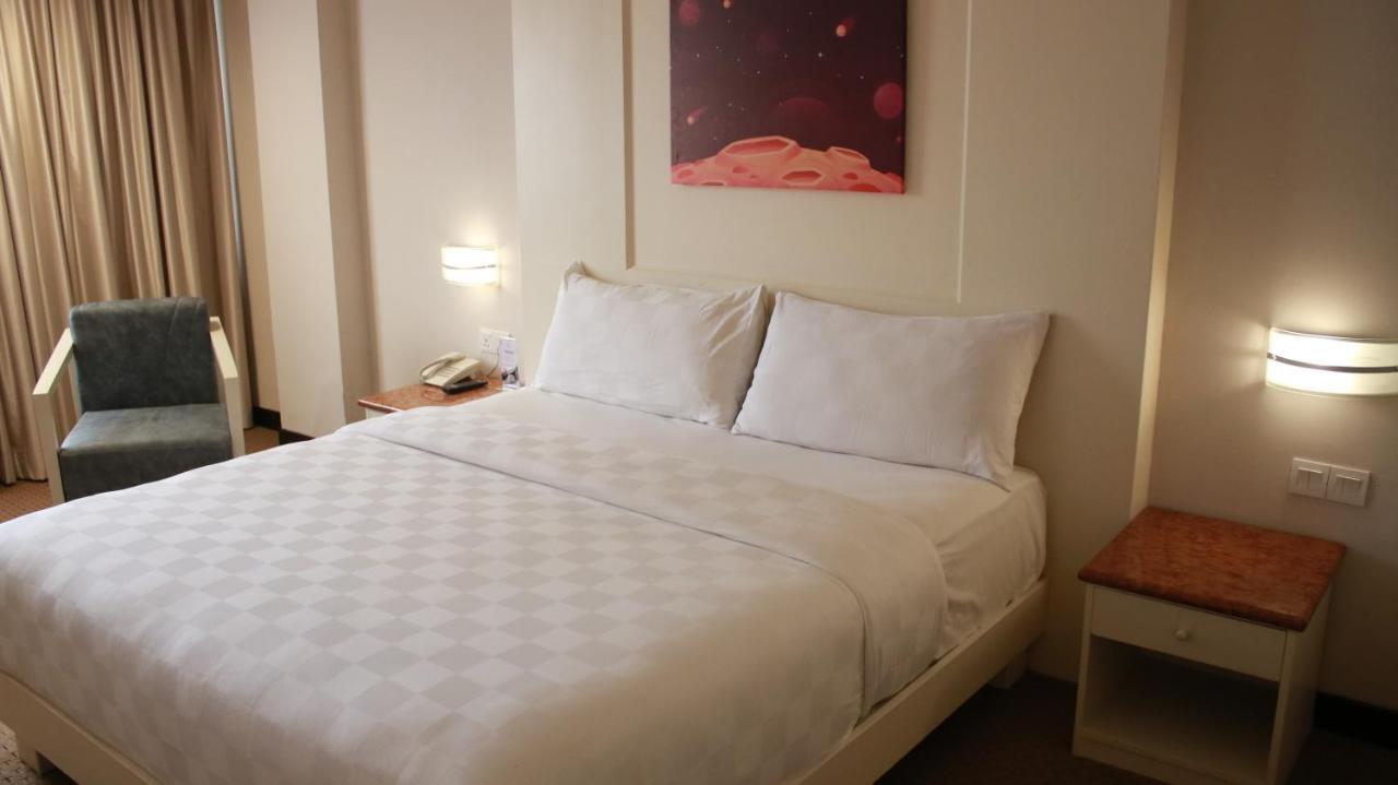 Beverly Hotel Batam Nagoya Buitenkant foto