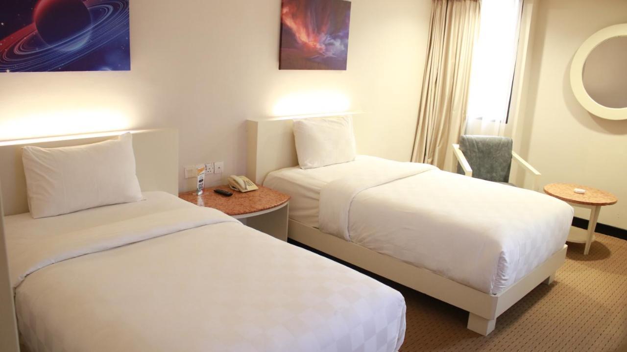 Beverly Hotel Batam Nagoya Buitenkant foto