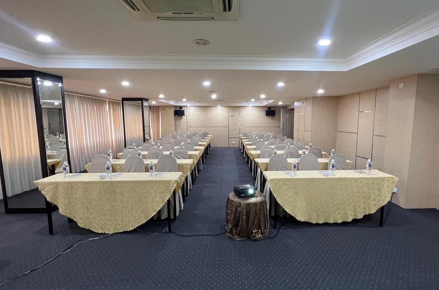 Beverly Hotel Batam Nagoya Buitenkant foto