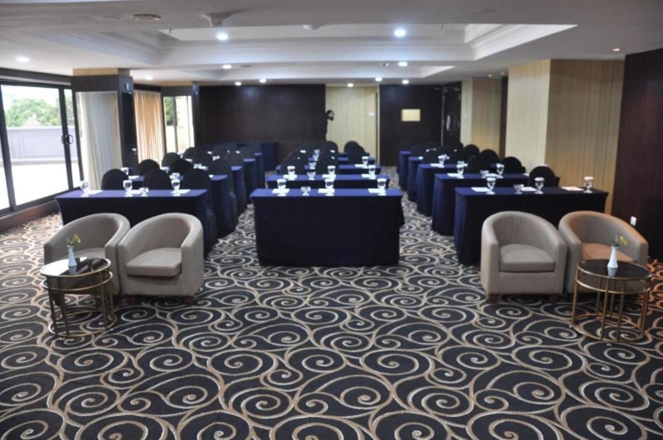 Beverly Hotel Batam Nagoya Buitenkant foto