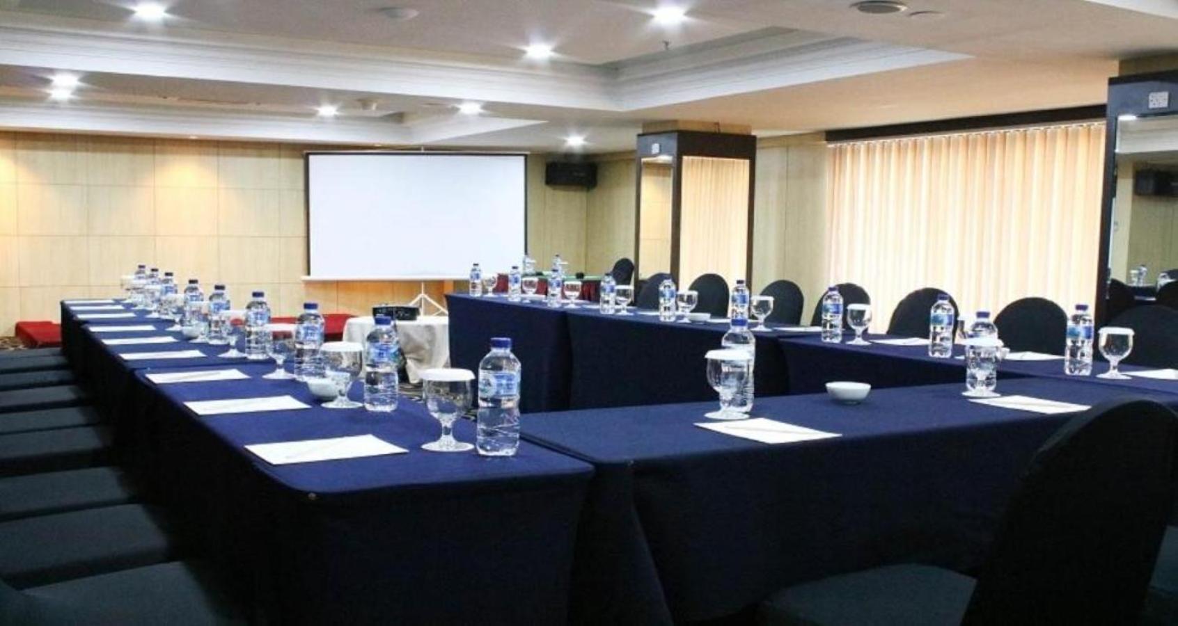 Beverly Hotel Batam Nagoya Buitenkant foto
