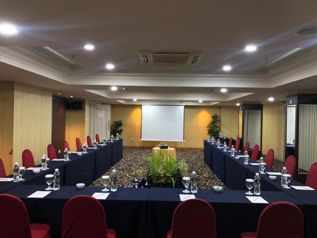 Beverly Hotel Batam Nagoya Buitenkant foto