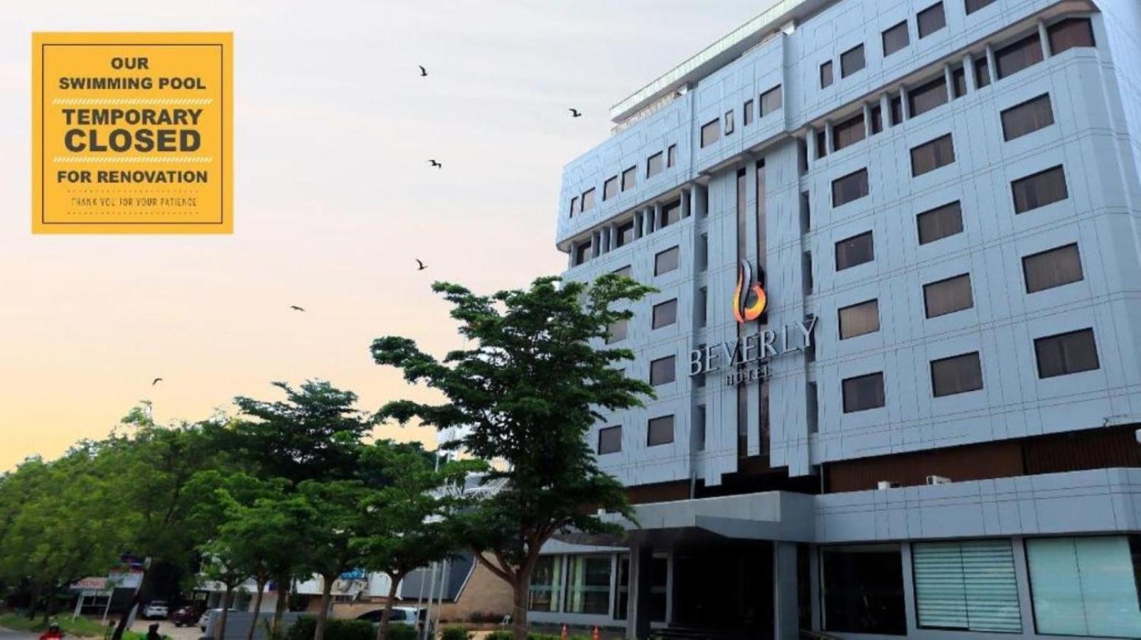 Beverly Hotel Batam Nagoya Buitenkant foto
