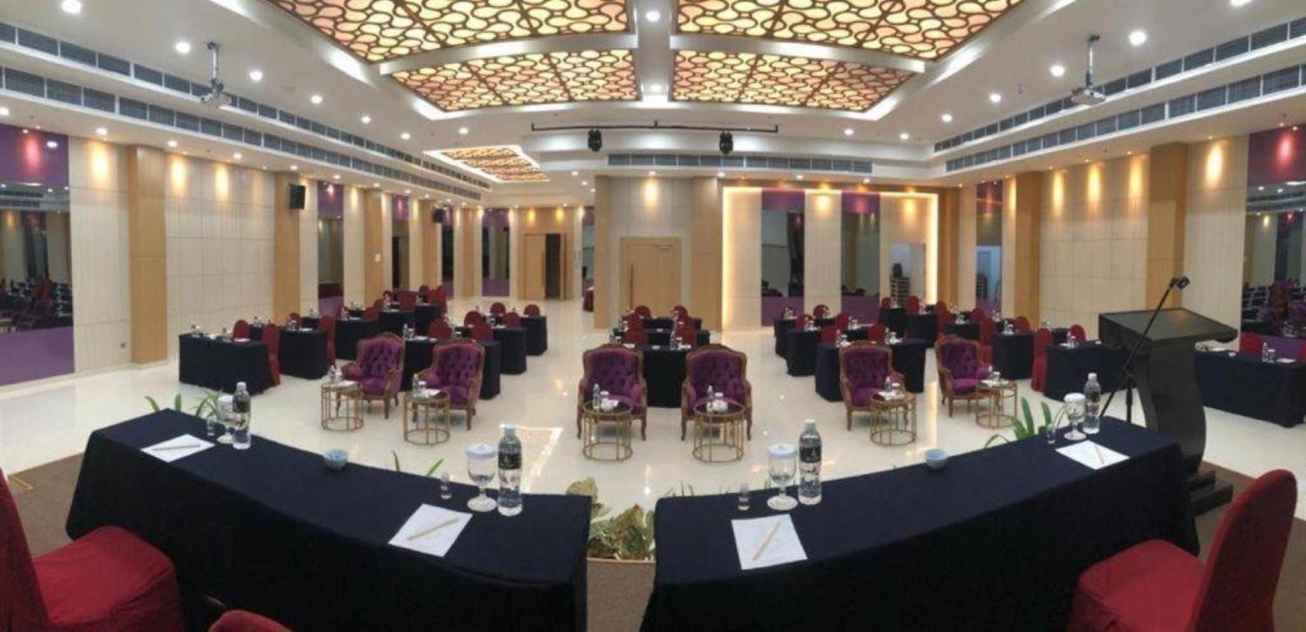 Beverly Hotel Batam Nagoya Buitenkant foto