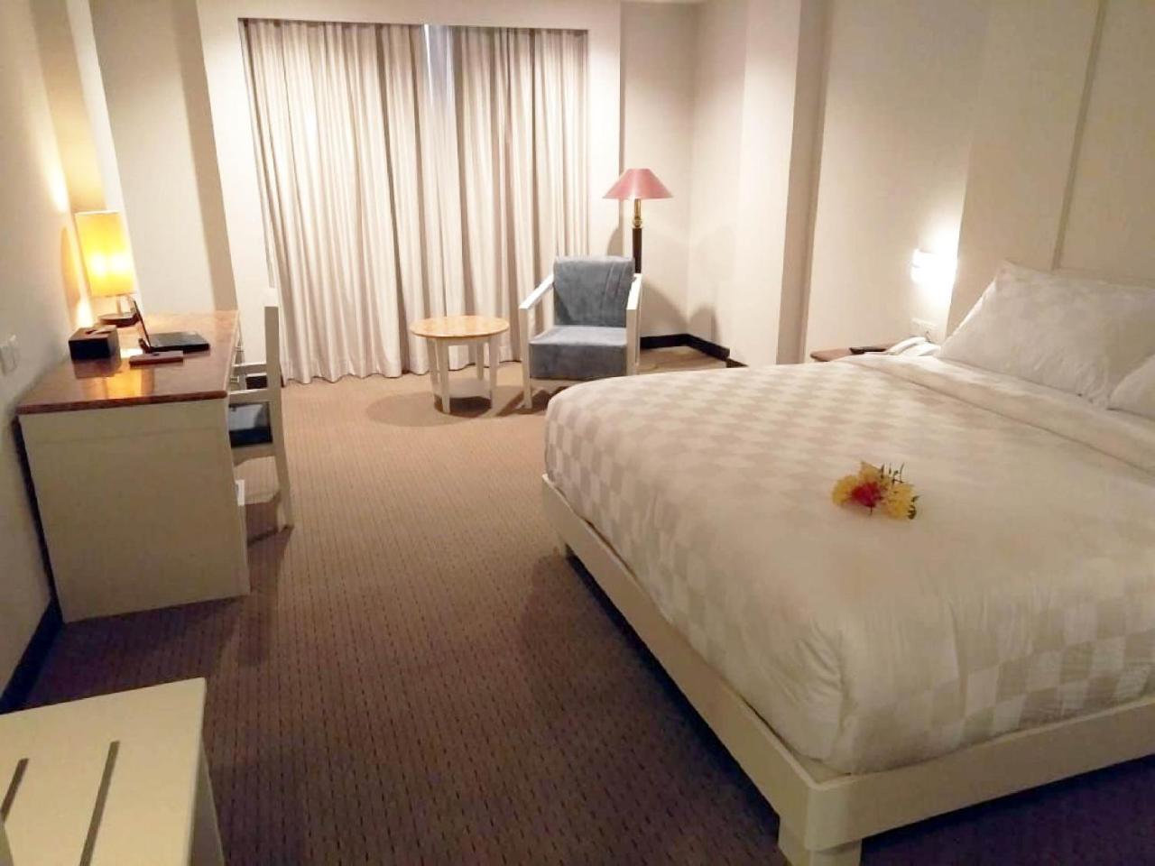 Beverly Hotel Batam Nagoya Buitenkant foto