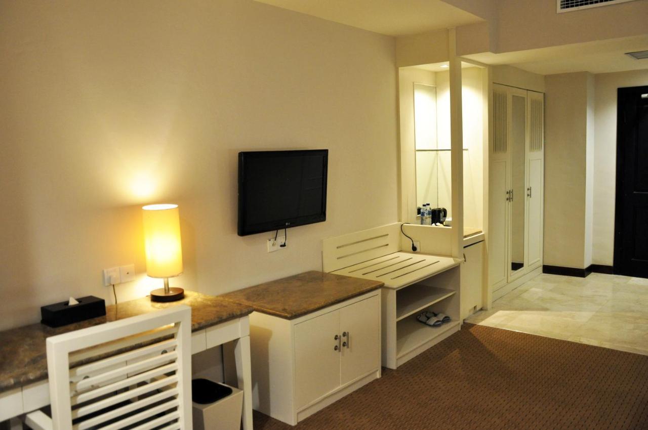 Beverly Hotel Batam Nagoya Buitenkant foto