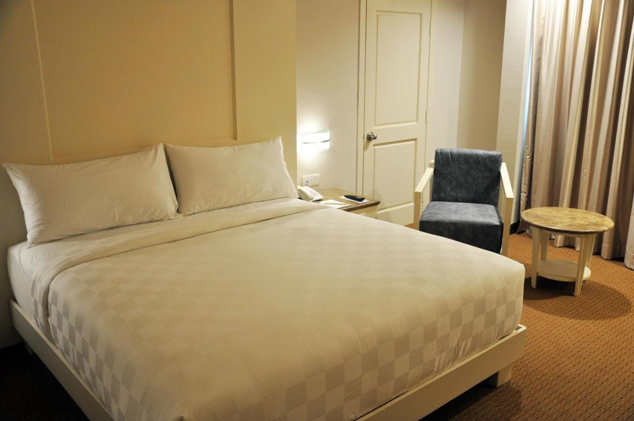 Beverly Hotel Batam Nagoya Buitenkant foto