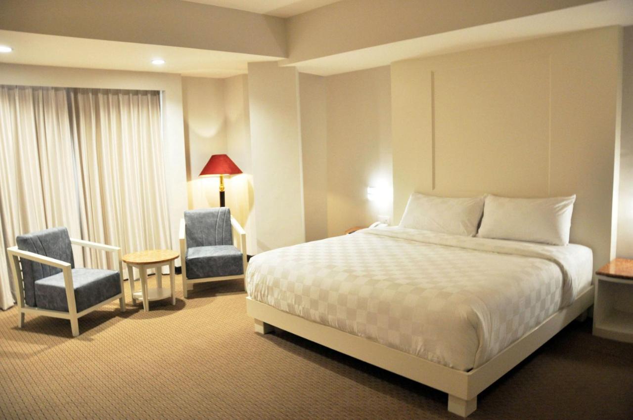 Beverly Hotel Batam Nagoya Buitenkant foto