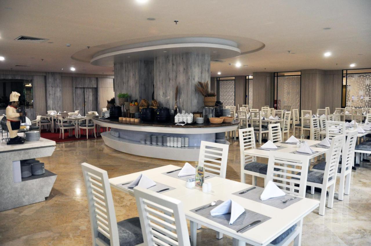 Beverly Hotel Batam Nagoya Buitenkant foto