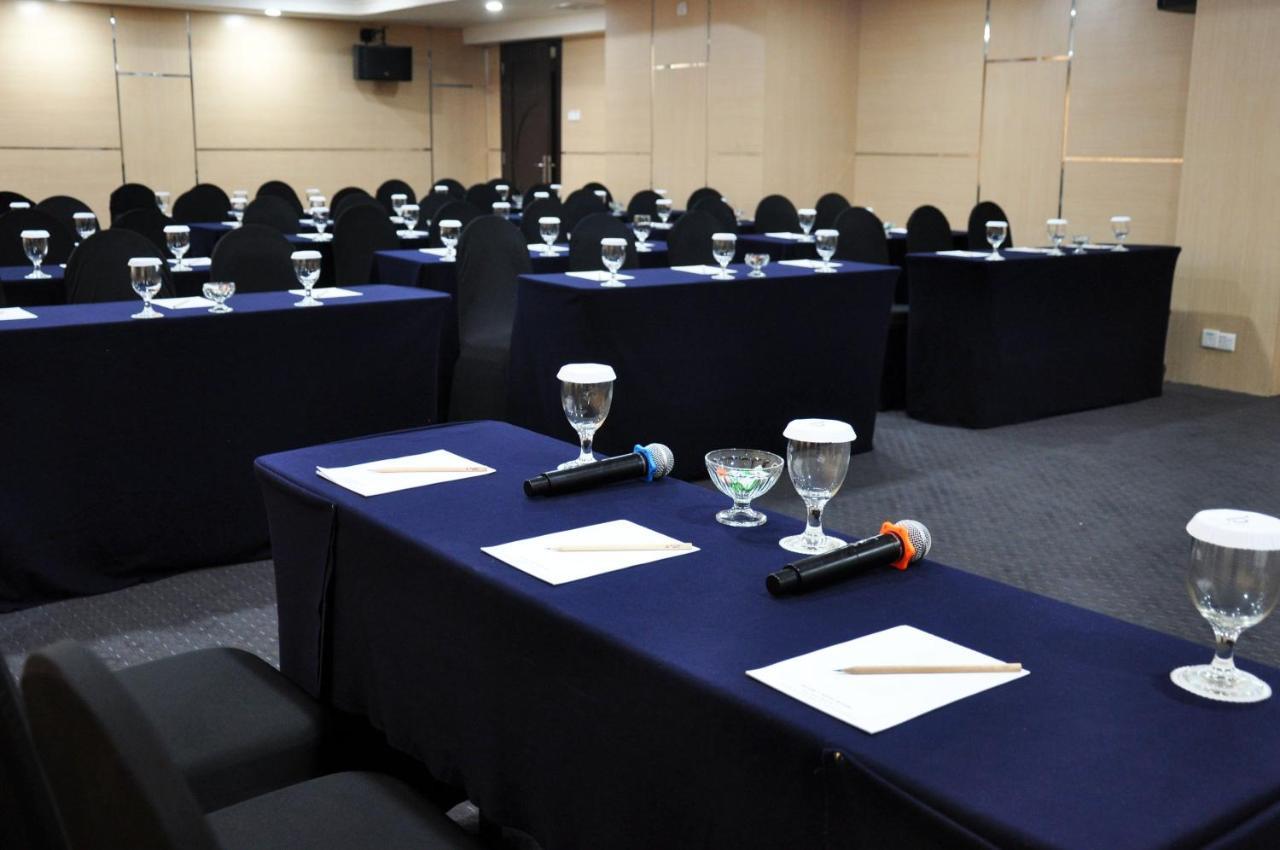 Beverly Hotel Batam Nagoya Buitenkant foto