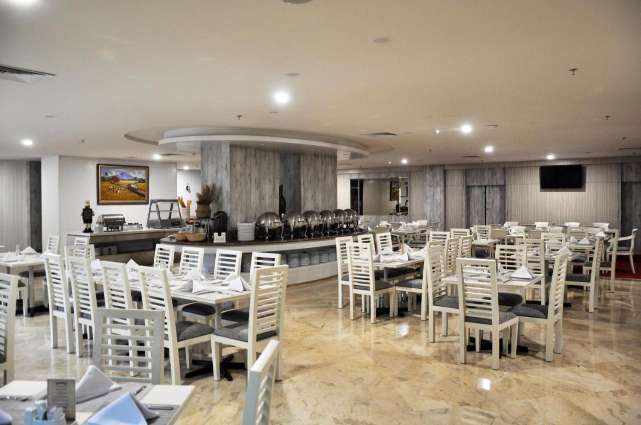 Beverly Hotel Batam Nagoya Buitenkant foto