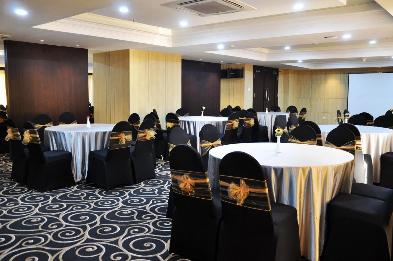 Beverly Hotel Batam Nagoya Buitenkant foto