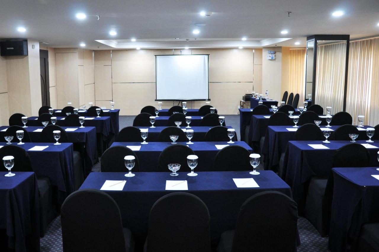 Beverly Hotel Batam Nagoya Buitenkant foto