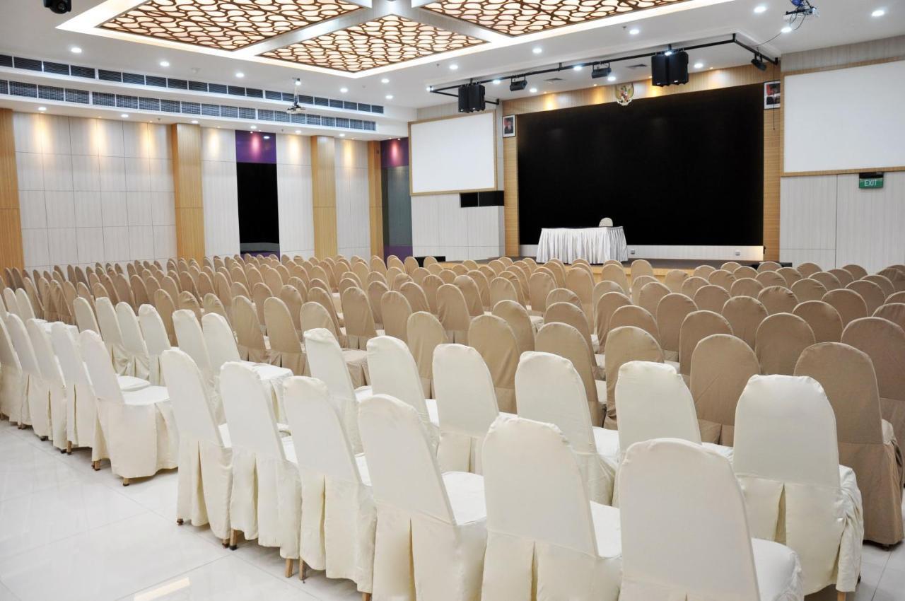 Beverly Hotel Batam Nagoya Buitenkant foto