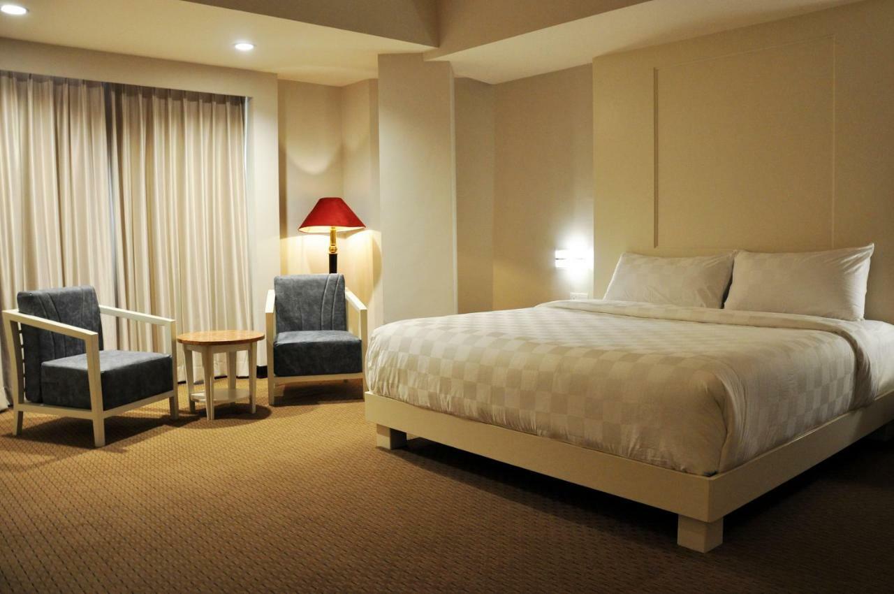 Beverly Hotel Batam Nagoya Buitenkant foto