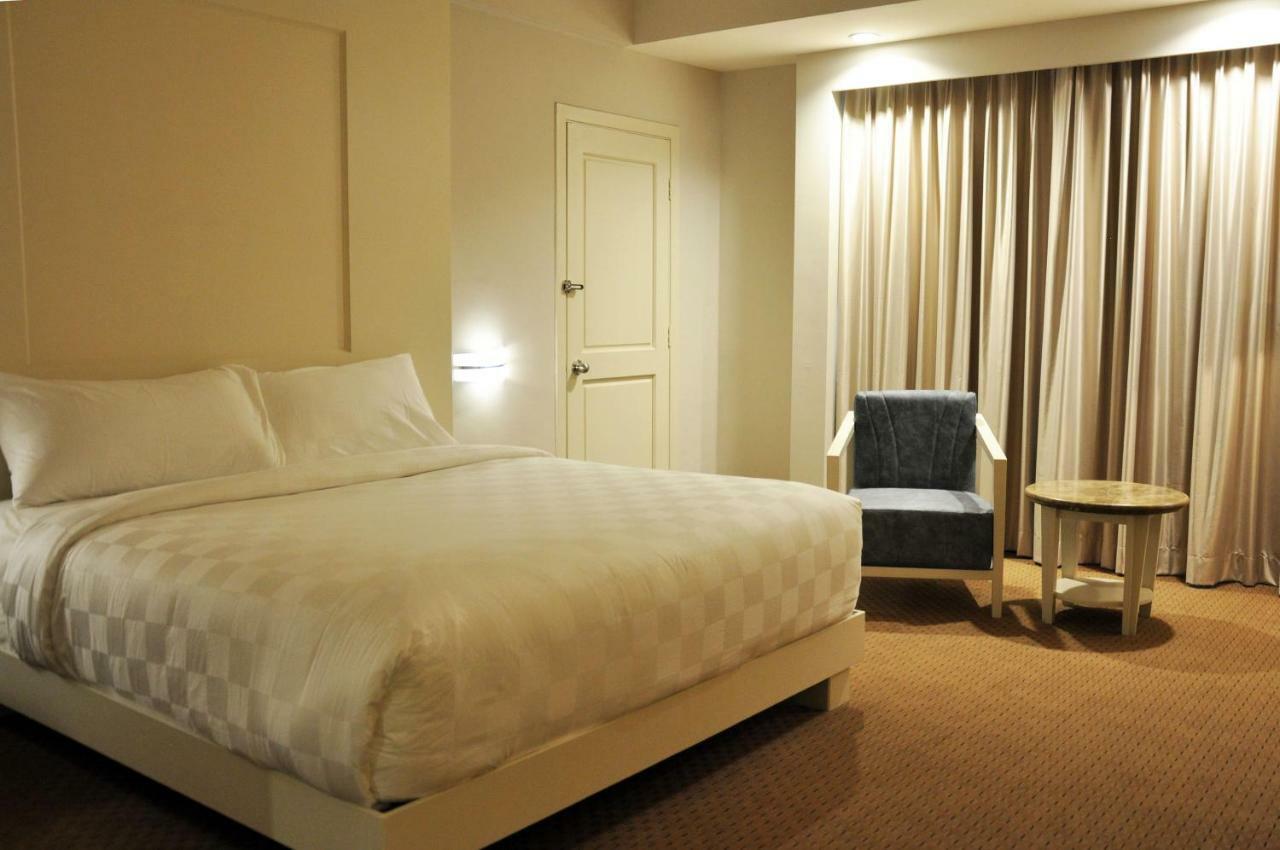 Beverly Hotel Batam Nagoya Buitenkant foto