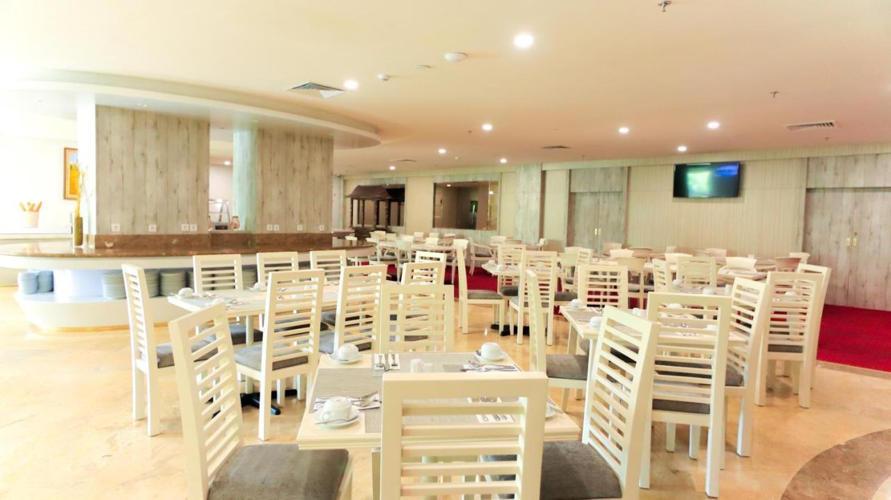 Beverly Hotel Batam Nagoya Buitenkant foto