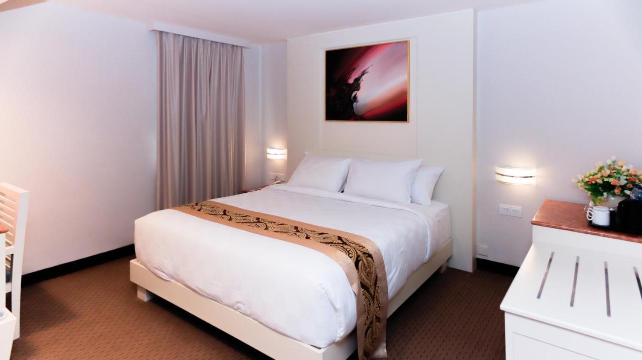 Beverly Hotel Batam Nagoya Buitenkant foto