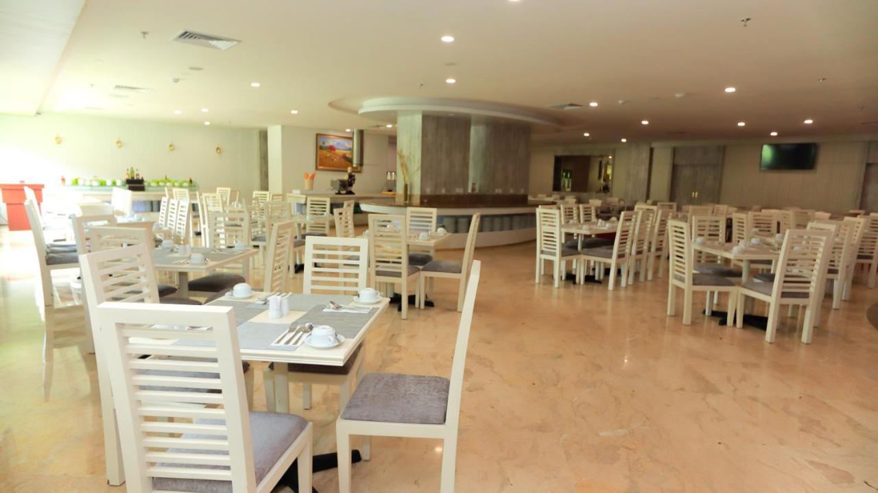 Beverly Hotel Batam Nagoya Buitenkant foto