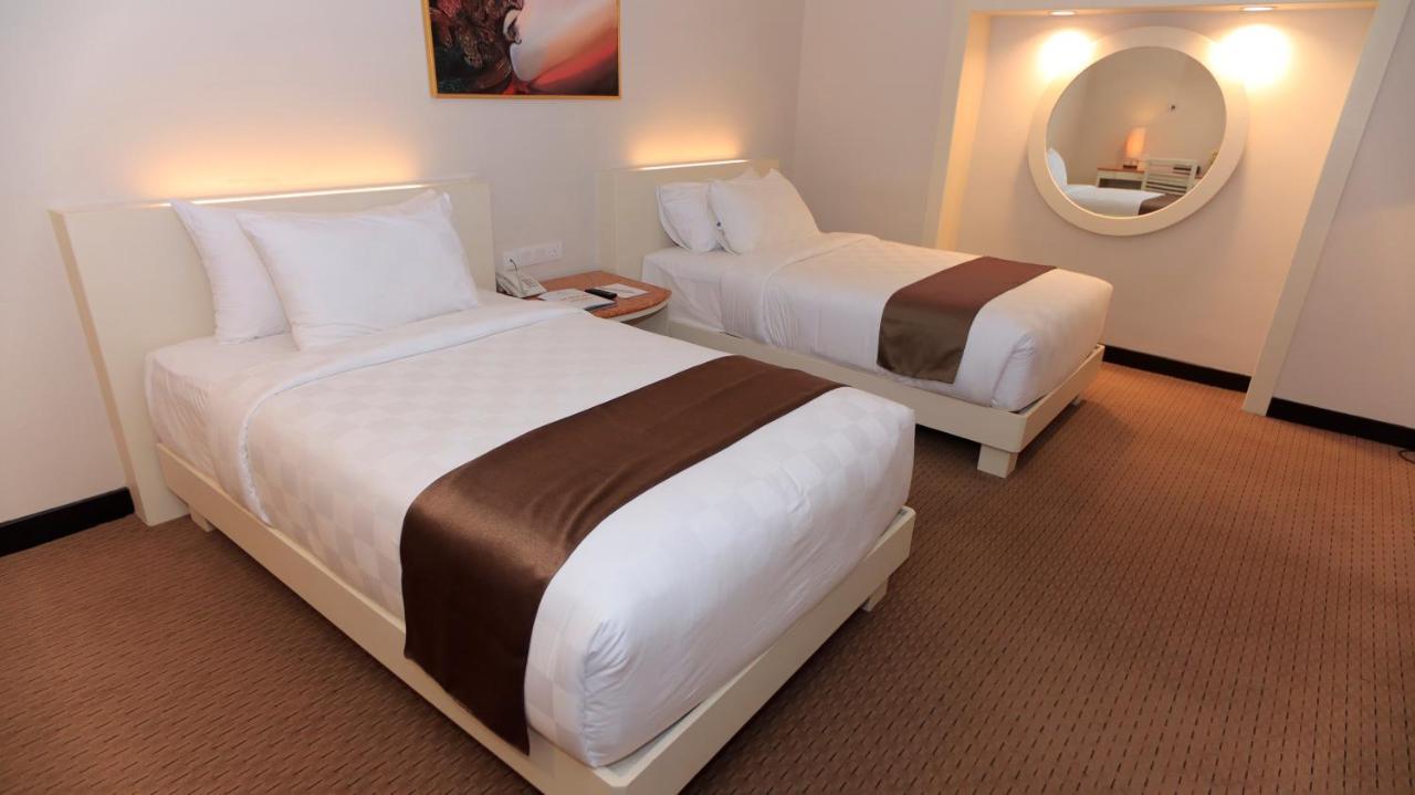 Beverly Hotel Batam Nagoya Buitenkant foto